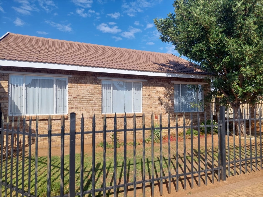 To Let 2 Bedroom Property for Rent in Meiringspark North West